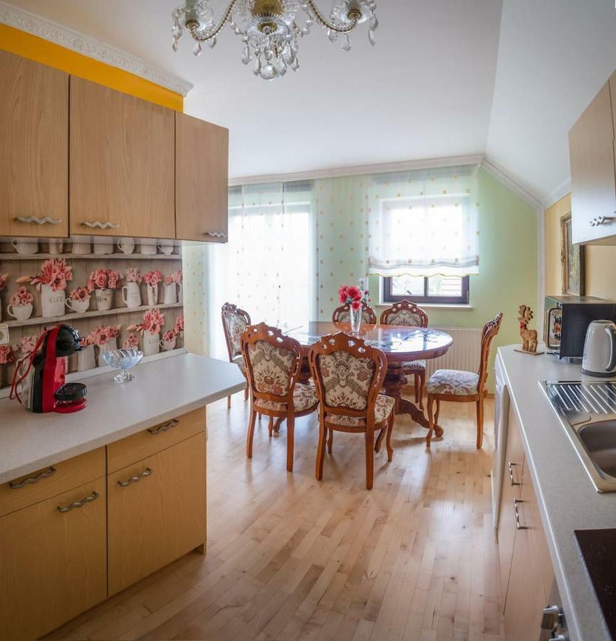 Apartma Ajda コメンダ エクステリア 写真