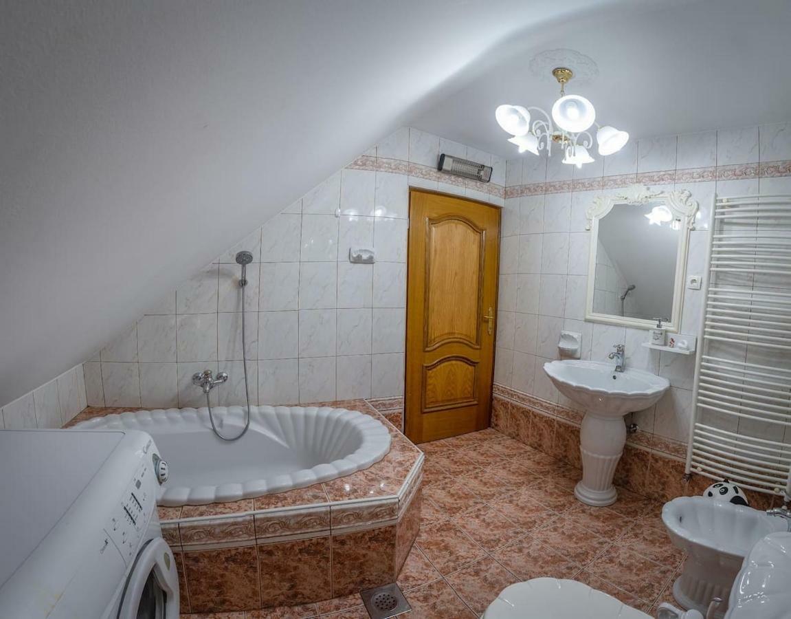 Apartma Ajda コメンダ エクステリア 写真