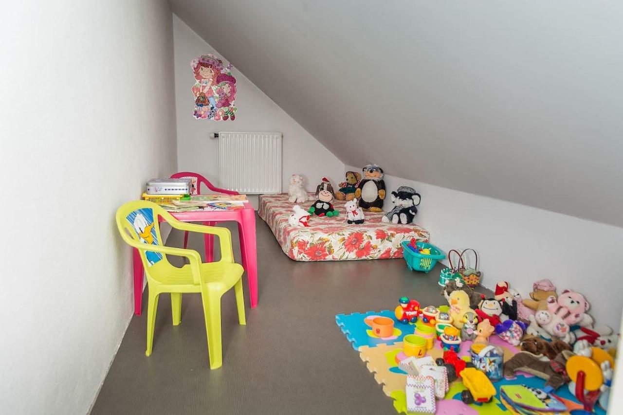 Apartma Ajda コメンダ エクステリア 写真